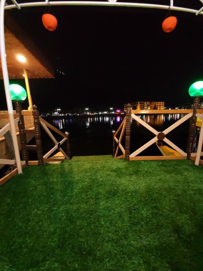 Tashkand Houseboat Srīnagar Esterno foto