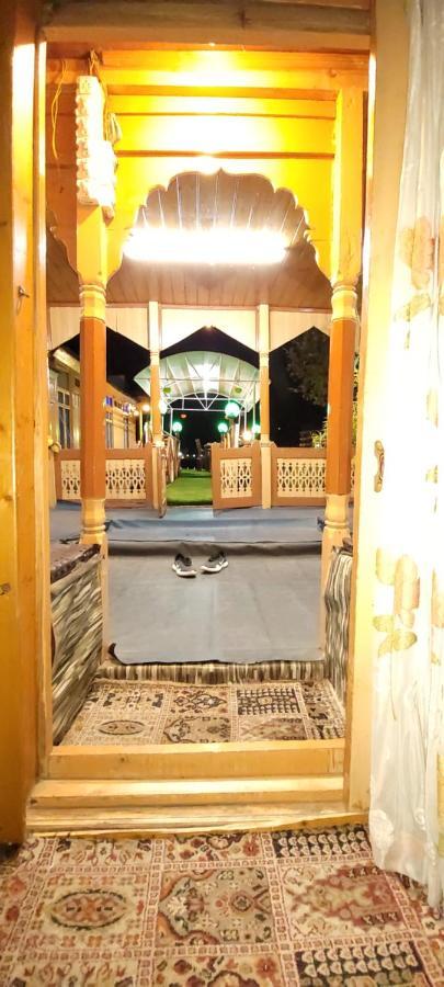 Tashkand Houseboat Srīnagar Esterno foto