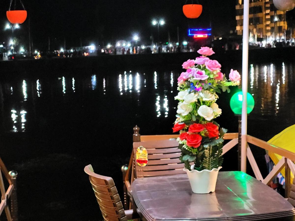 Tashkand Houseboat Srīnagar Esterno foto
