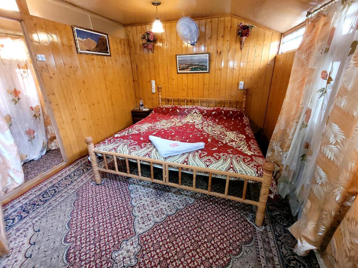 Tashkand Houseboat Srīnagar Esterno foto