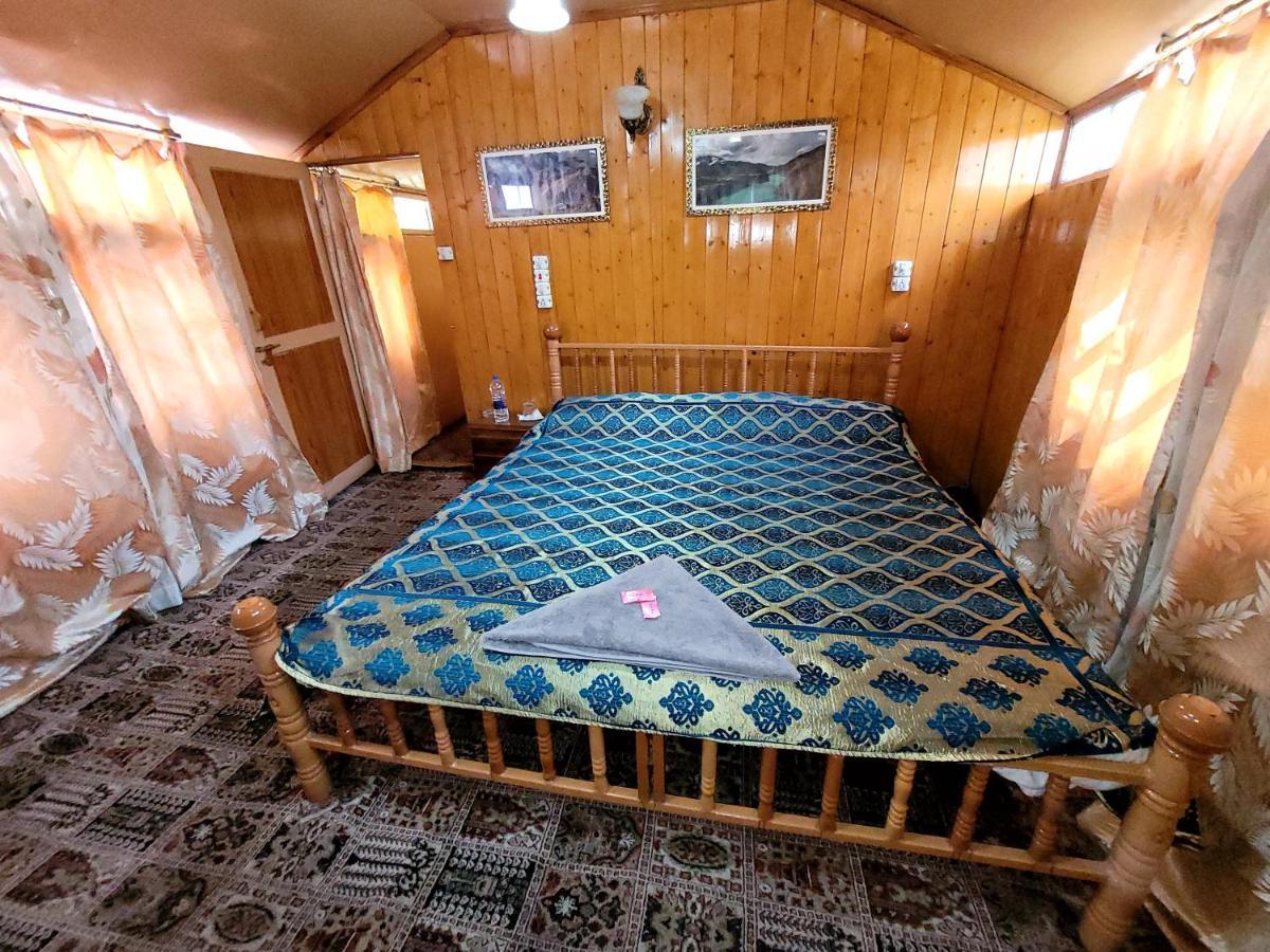 Tashkand Houseboat Srīnagar Esterno foto