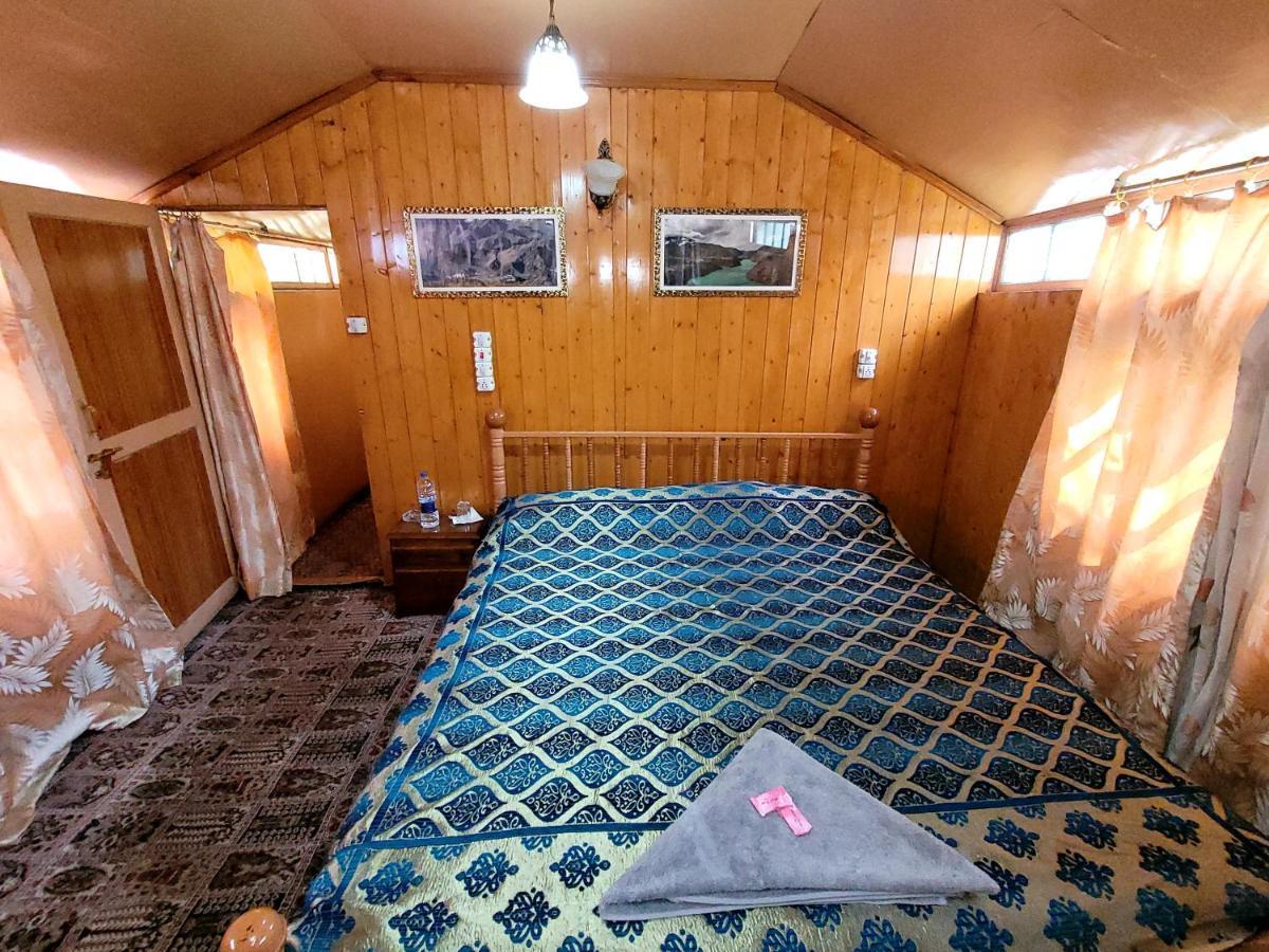 Tashkand Houseboat Srīnagar Esterno foto
