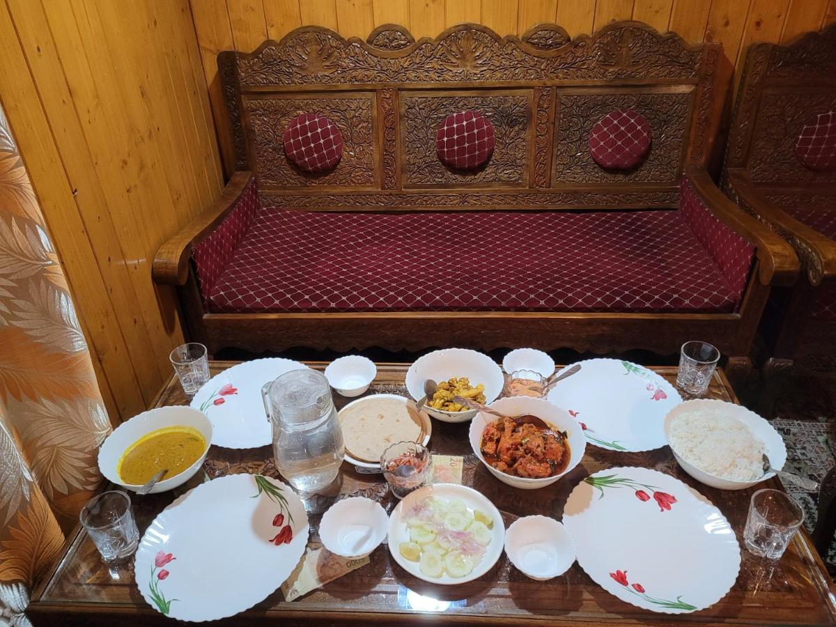 Tashkand Houseboat Srīnagar Esterno foto