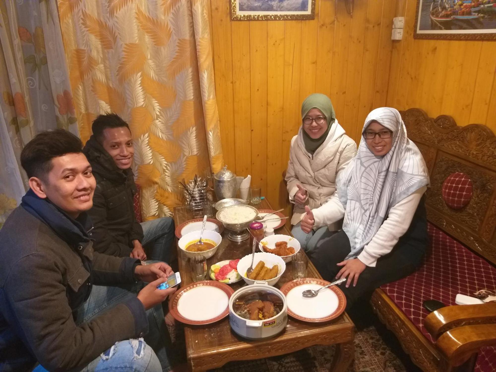 Tashkand Houseboat Srīnagar Esterno foto