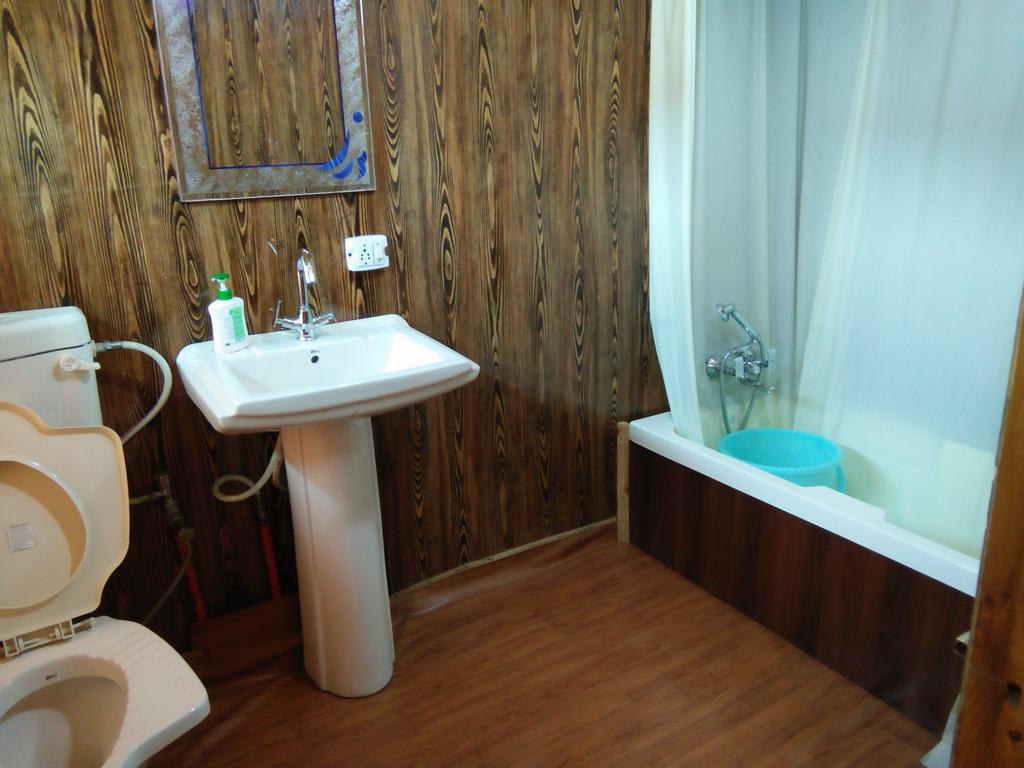 Tashkand Houseboat Srīnagar Esterno foto