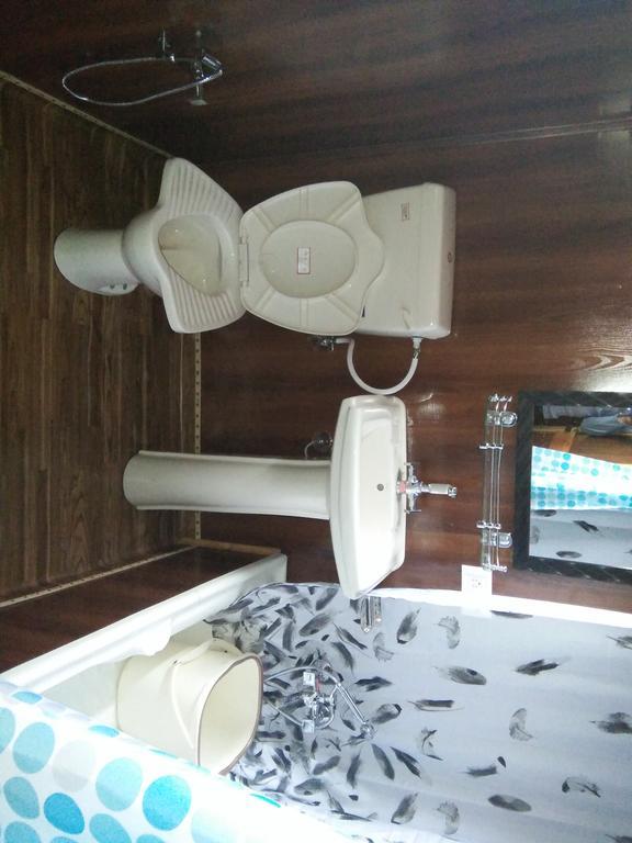 Tashkand Houseboat Srīnagar Esterno foto