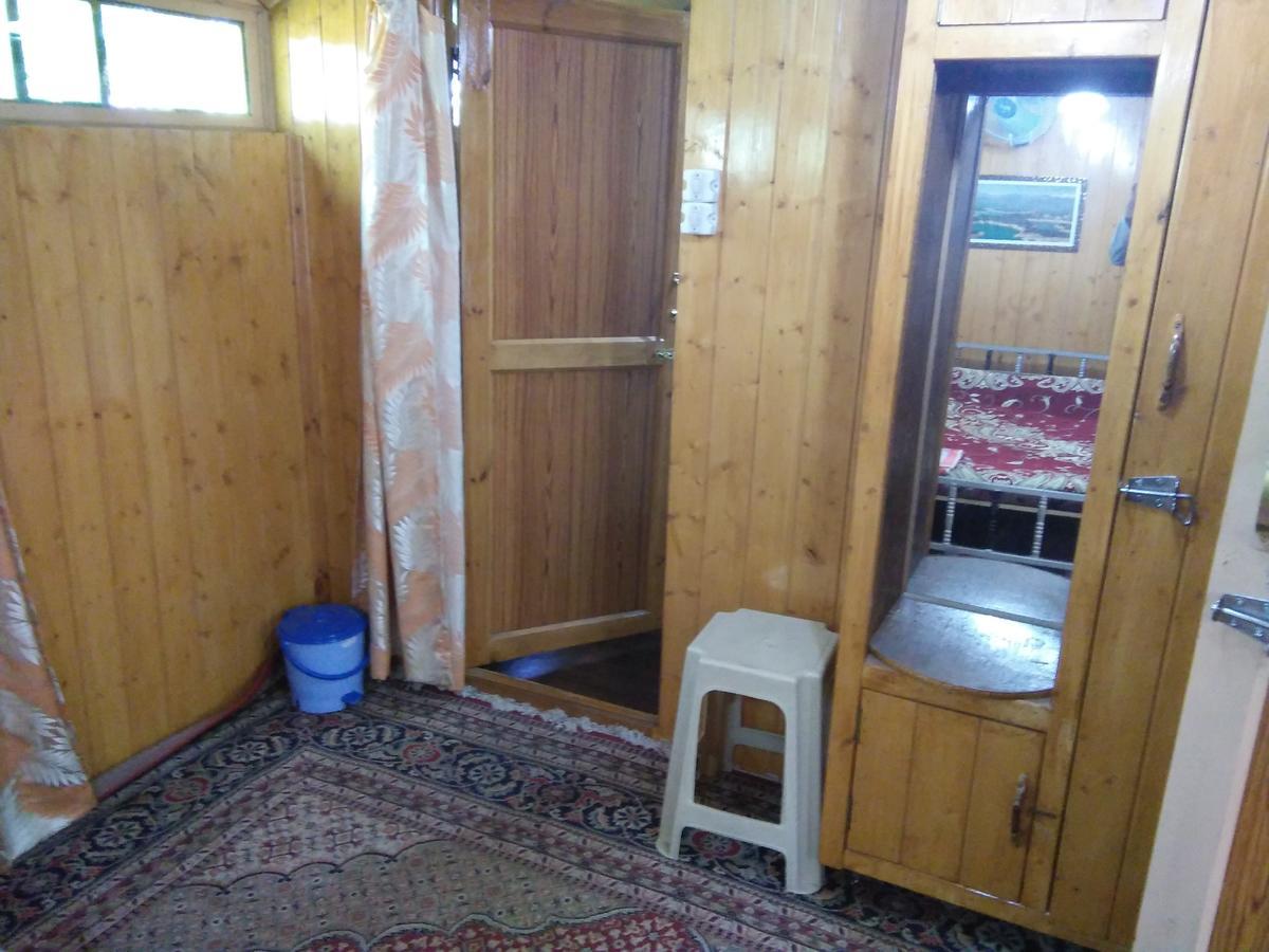 Tashkand Houseboat Srīnagar Esterno foto
