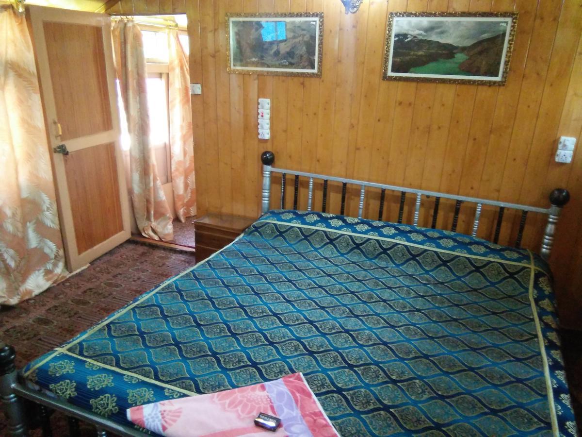 Tashkand Houseboat Srīnagar Esterno foto